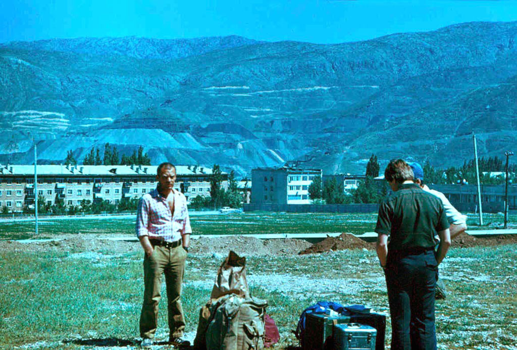 Промежуточная посадка вертолёта в Хайдаркане (ныне Айдаркен) - городе, где добывалась сурьма (ртутесодаржащая руда)