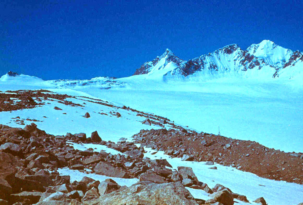 Краевая морена ледника Абрамова, высота 3880-4800 метров над уровнем моря