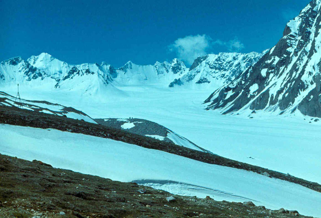 Вид на краевую морену и тело ледника Абрамова, высота 3880-4800 метров над уровнем моря