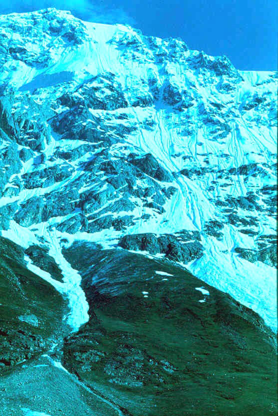Алайский хребет ниже ледника Абрамова, высота 3800-4200 метров над уровнем моря