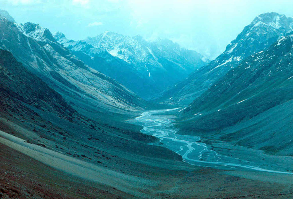 Алайская долина и река Кок-Суу, вытекающая из ледника Абрамова, высота 3000-4000 метров над уровнем моря
